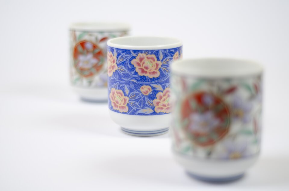 Prawidło naświetlona fotografia kubków ustawionych w perspektywie zbieżnej. Dobrze widoczne szczegóły w jasnych i ciemnych partiach obrazu. 