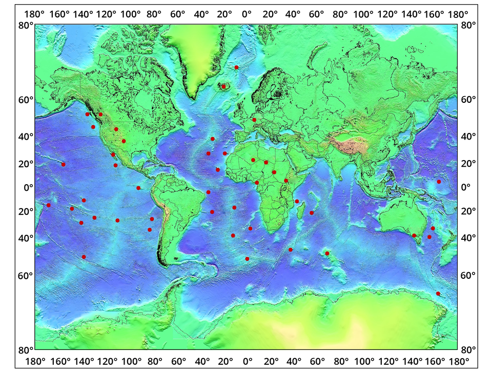Na mapie świata czerwonymi kropkami zaznaczono rozmieszczenie plam gorąca: zachodzie wybrzeże Stanów Zjednoczonych, na Pacyfiku na zachodzie Ameryki Południowej, w środkowej i południowej części Pacyfiku, pas biegnący przez środek z północy na południe Atlantyku oraz wokół południowej części Afryki, na południowym‑wschodzie Australii (ląd i ocean), na północ od Nowej Gwinei, Islandia, w północnej części Francji.     