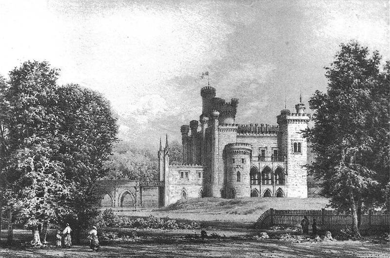 Szkic przedstawia mały kamienny pałac. Jest on otoczony przez drzewa oraz małą fosę, nad którą przeciągnięty jest kamienny most. Zamek posiada liczne wierze i baszty. Na polanie niedaleko zamku spacerują ludzie.  Z najwyższej wieży powiewa flaga. 