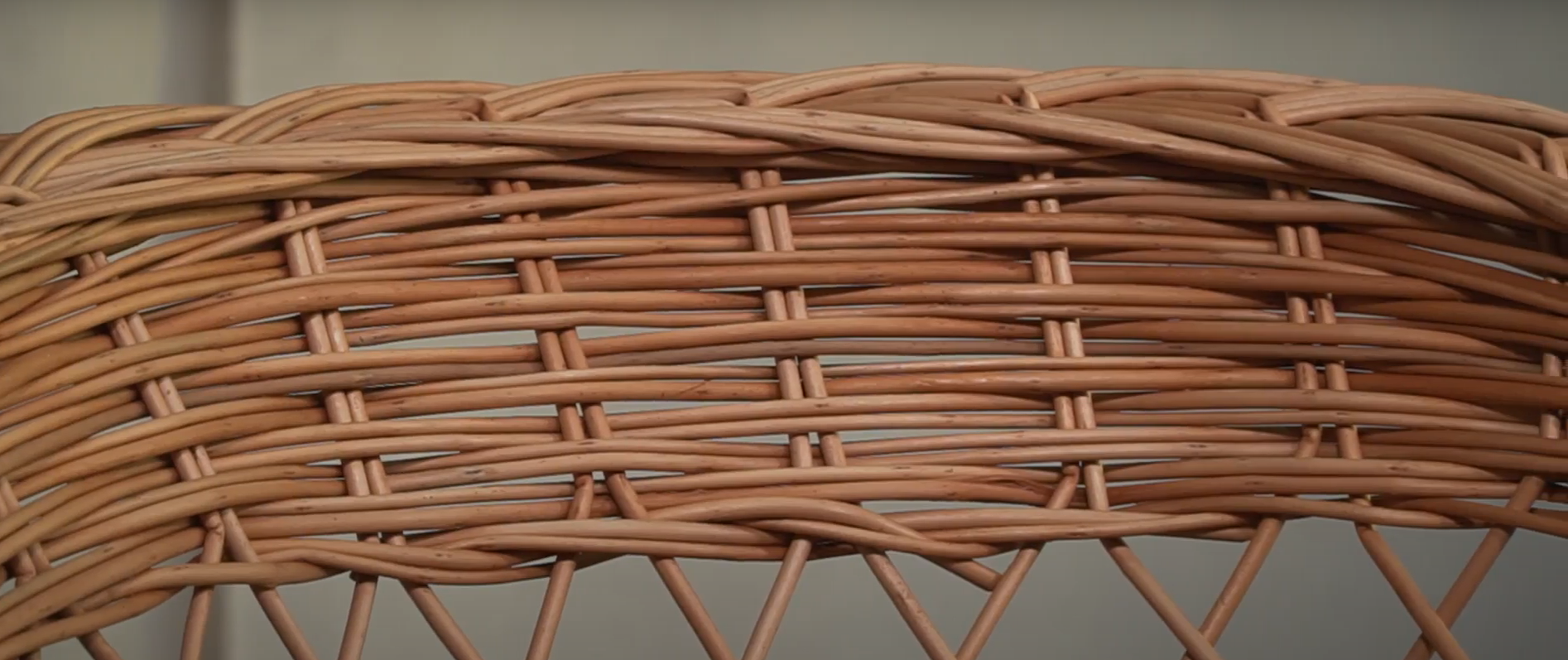 Zdjęcie przedstawia zbliżenie na wyrób plecionkarski wykonany splotem krzyżowym. Opis splotu znajduje się w treści powyżej.
