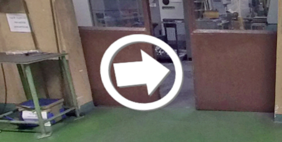 Znacznik strzałki umożliwiający przejście do innego obszaru wycieczki wirtualnej