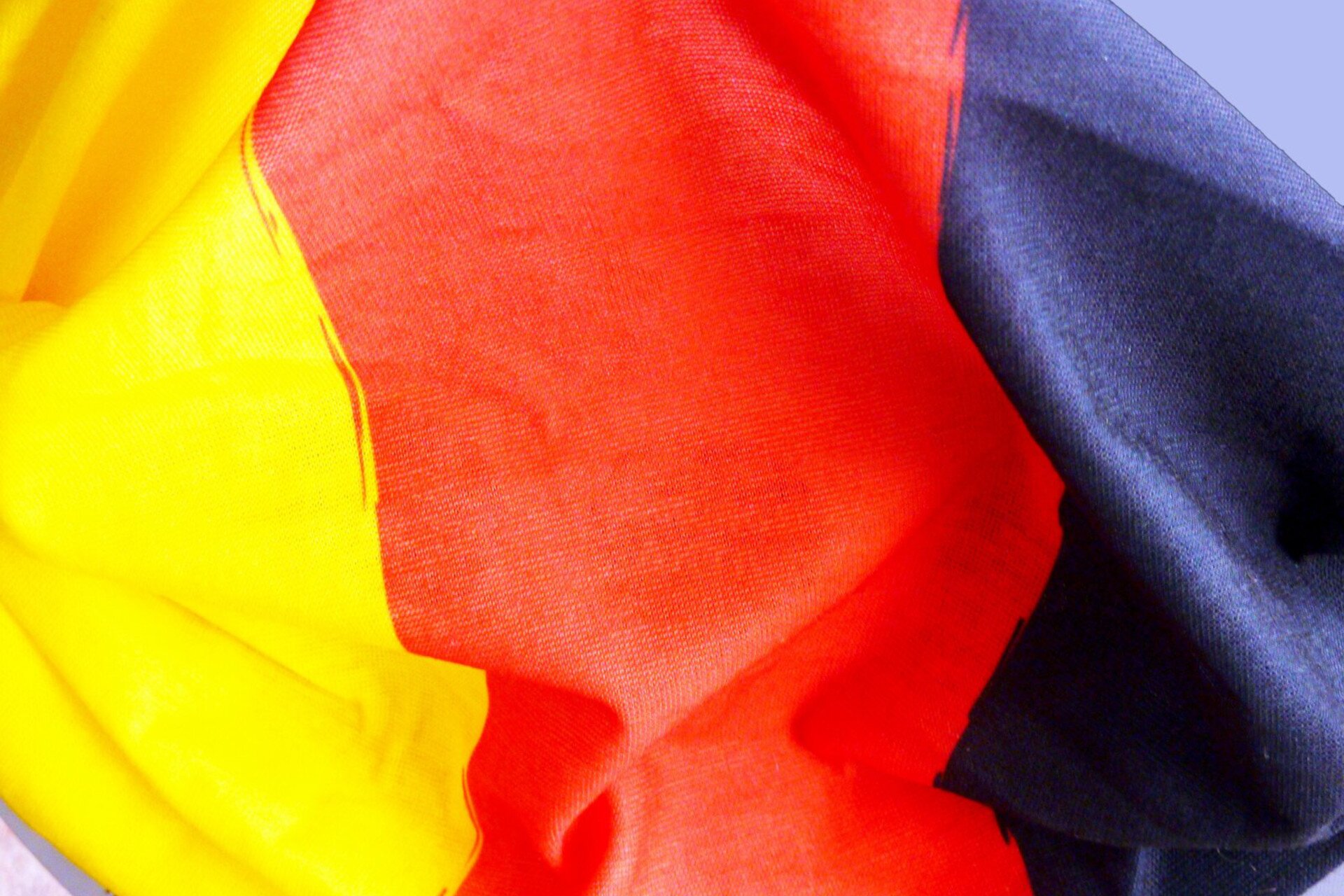 Zdjęcie przedstawia flagę w kolorach: czarny, czerwony i żółty.