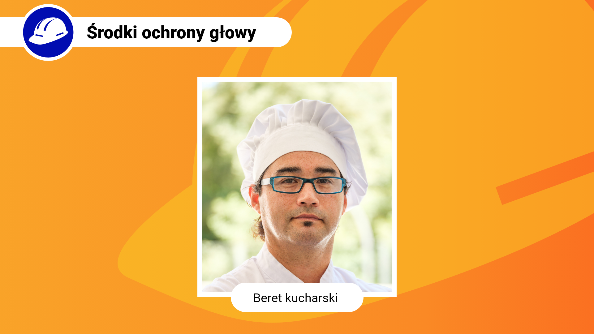 Zdjęcie w ramce z podpisem: beret kucharski. Przedstawia zbliżenie na mężczyznę w berecie kucharskim na głowie. Beret jest biały. W dolnej części przylega do głowy, w górnej rozszerza się. 