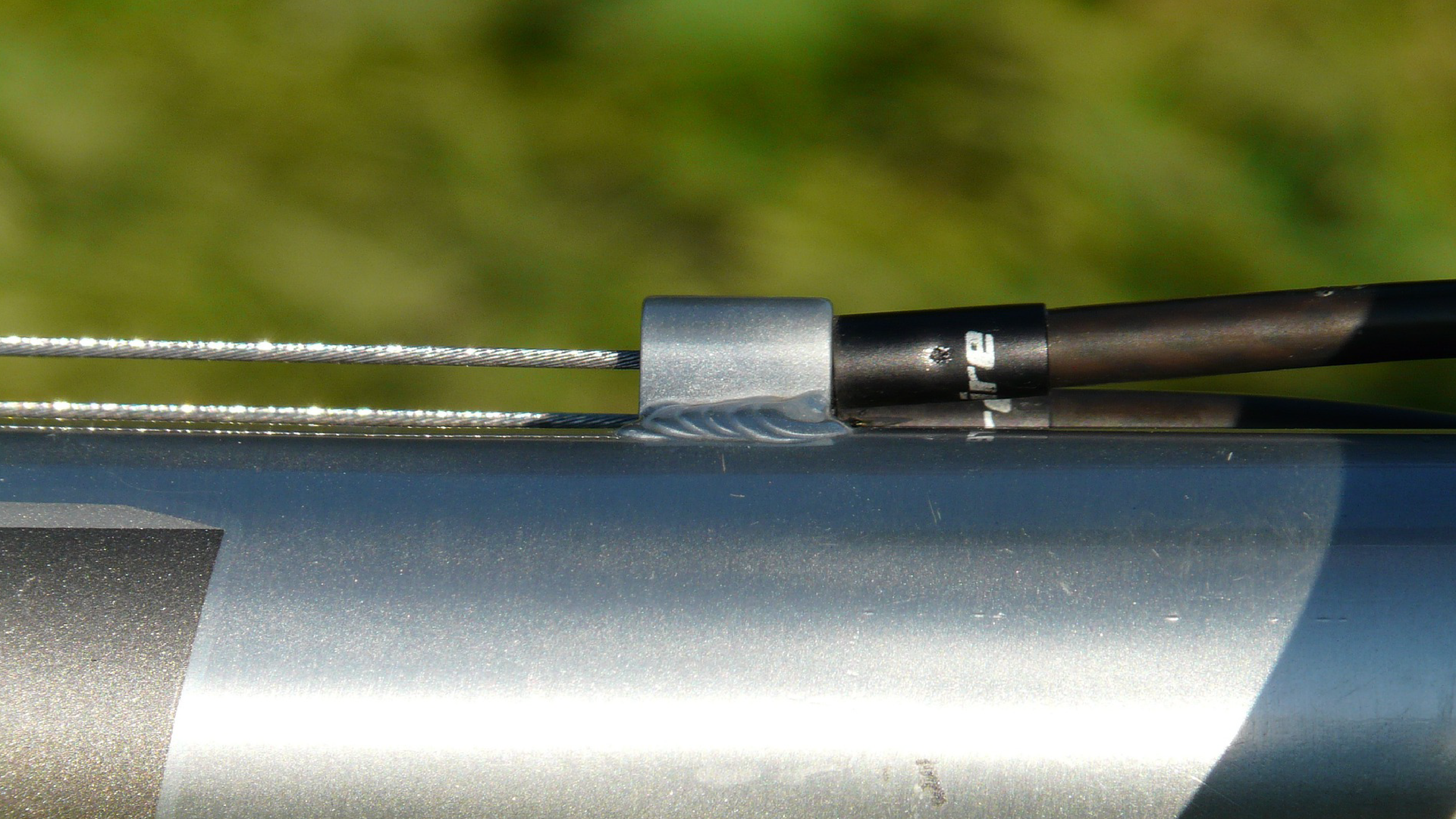 Zdjęcie przedstawia rowerową linkę hamulcową.