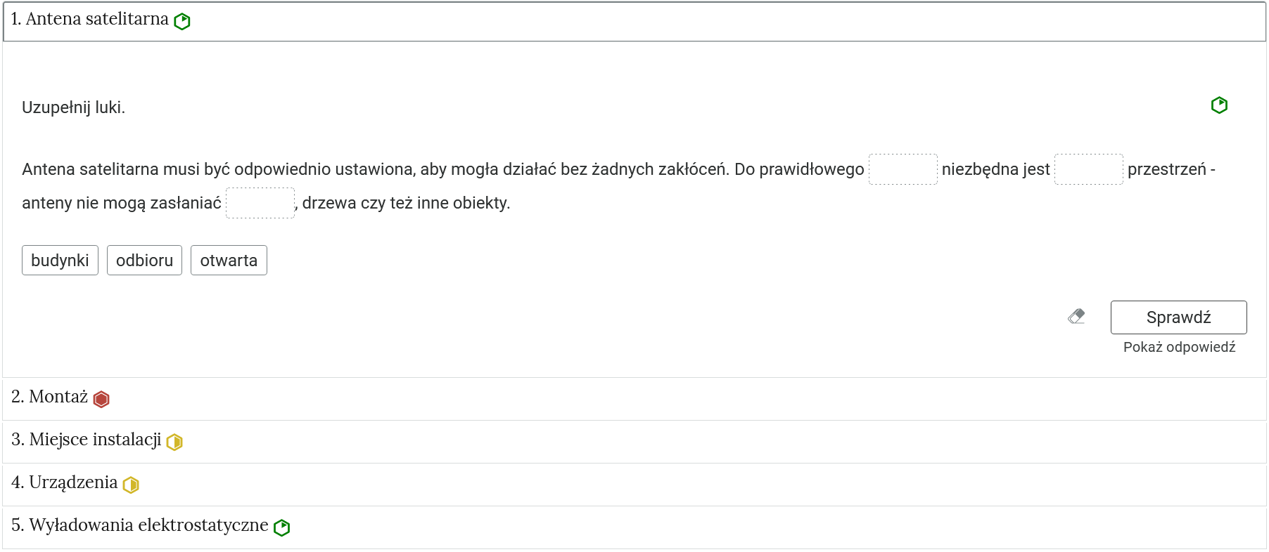 Grafika przedstawia widok przykładowego zadania. Ćwiczenie składa się z polecenia oraz tekstu z lukami, które należy uzupełnić przeciągając odpowiednie pojęcie ze znajdujących się pod tekstem. Na dole widoczny jest przycisk Sprawdź, a poniżej opcja: Pokaż odpowiedź.