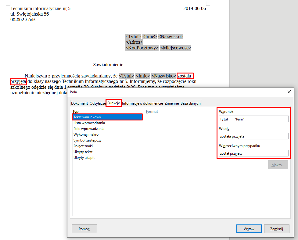 Ilustracja przedstawia tekst zawiadomienia, w którym zaznaczono szarym tłem słowa w nawiasach ostrokątnych takie jak tytuł, imię, nazwisko, adres, kod pocztowy, miejscowość. Czerwonymi ramkami zaznaczono słowa została oraz przyjęta z treści zawiadomienia. Poniżej zawiadomienia otwarte jest okno zatytułowane Pola. Czerwoną ramką zaznaczono w nim słowo Funkcje, a poniżej z kategorii typ tekst warunkowy. Po prawej stronie czerwoną ramką zaznaczono opcje warunek tytuł Pani, wtedy została przyjęta oraz w przeciwnym wypadku została przyjęta.