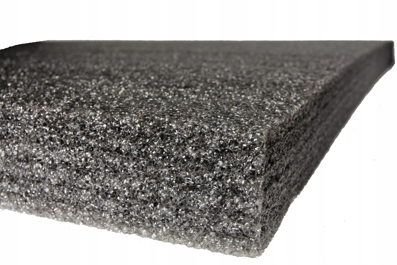 Zdjęcie przedstawia piankę polietylenową z bliska. Ma ona czarny kolor i porowatą powierzchnię.