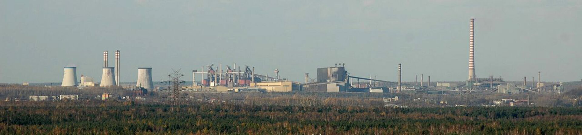 Na zdjęciu rozległe tereny przemysłowe, liczne kominy.