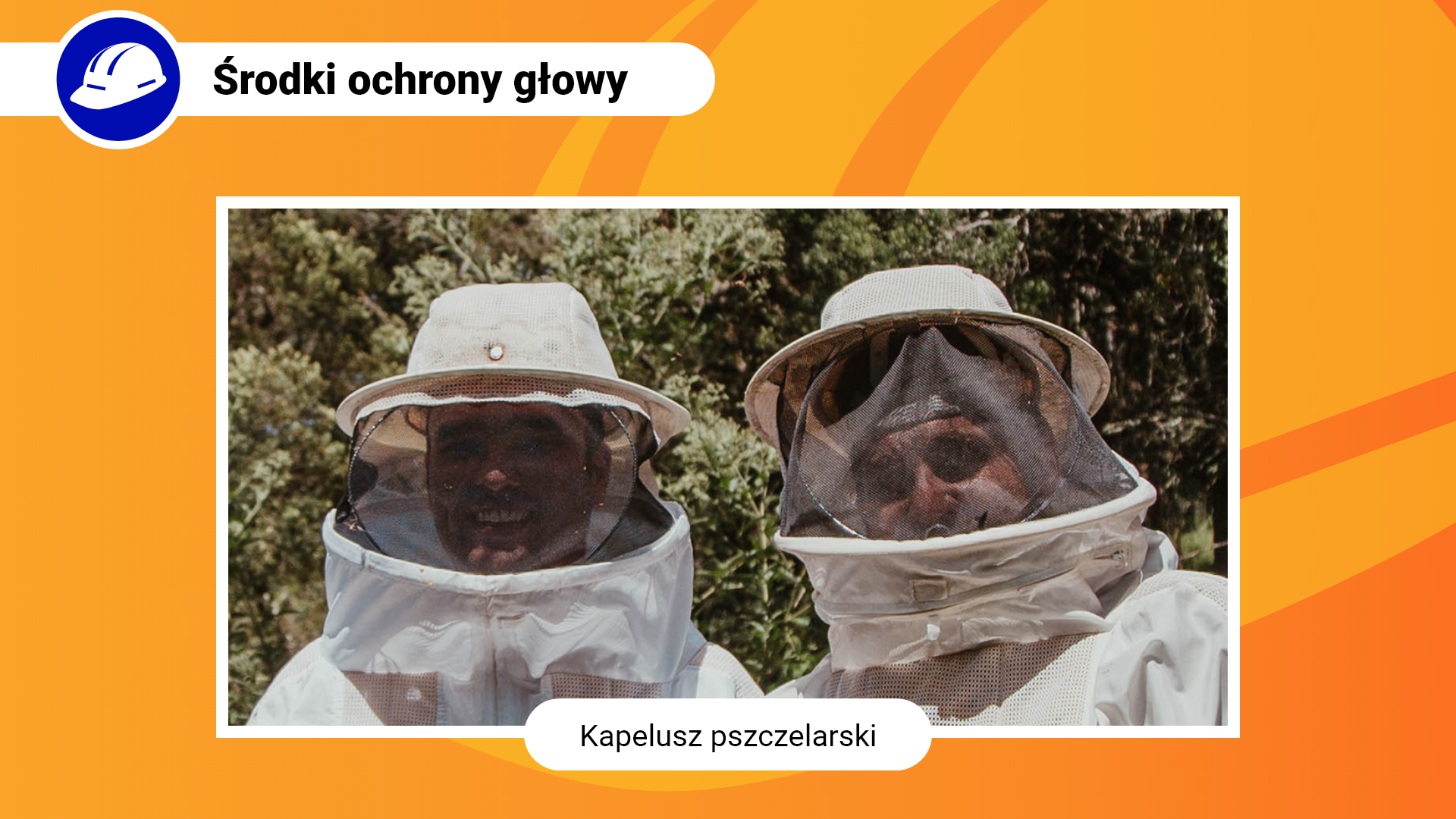 Zdjęcie w ramce z podpisem: kapelusz pszczelarski. Przedstawia dwóch mężczyzn w kapeluszach pszczelarskich. Kapelusze są jasne, posiadają rondo, czarną siatkę chroniącą twarz oraz dodatkową obręcz na wysokości szyi, z której zwisa biały materiał.