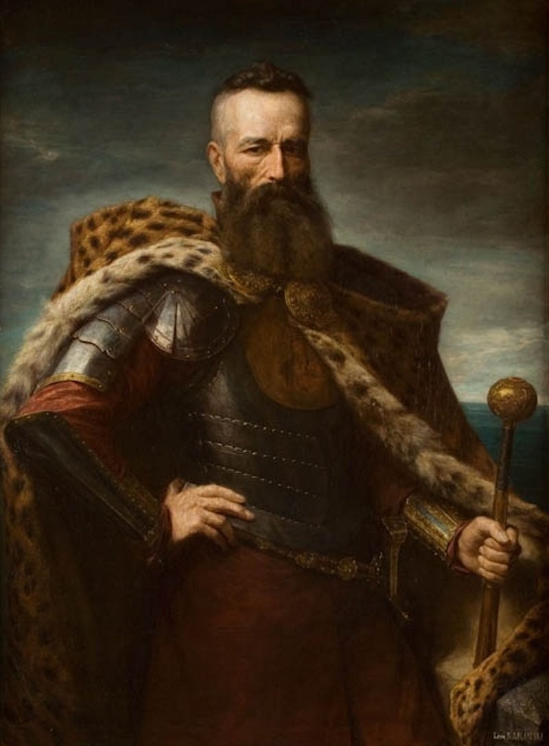 Kliknij, aby powiększyć. Portret stojącego mężczyzny. Ma on długą brodę oraz wąsy, boki głowy są wygolone. Lewą rękę opiera na dużej buławie, zaś jego prawa ręka jest oparta o jego biodro. Ramiona przykrywa płaszcz. Jest ubrany w pancerz.