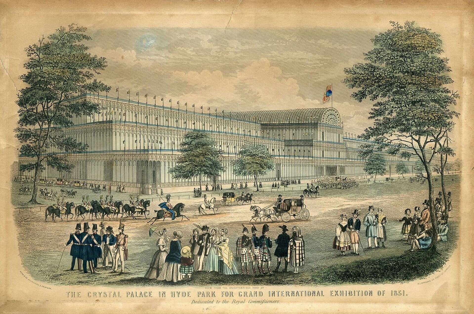 Ilustracja przedstawia widokówkę z widokiem zewnętrznym Crystal Palace w Londynie. Budynek z żeliwnych i szklanych prefabrykatów, miał 549 m długości i 43 m wysokości.