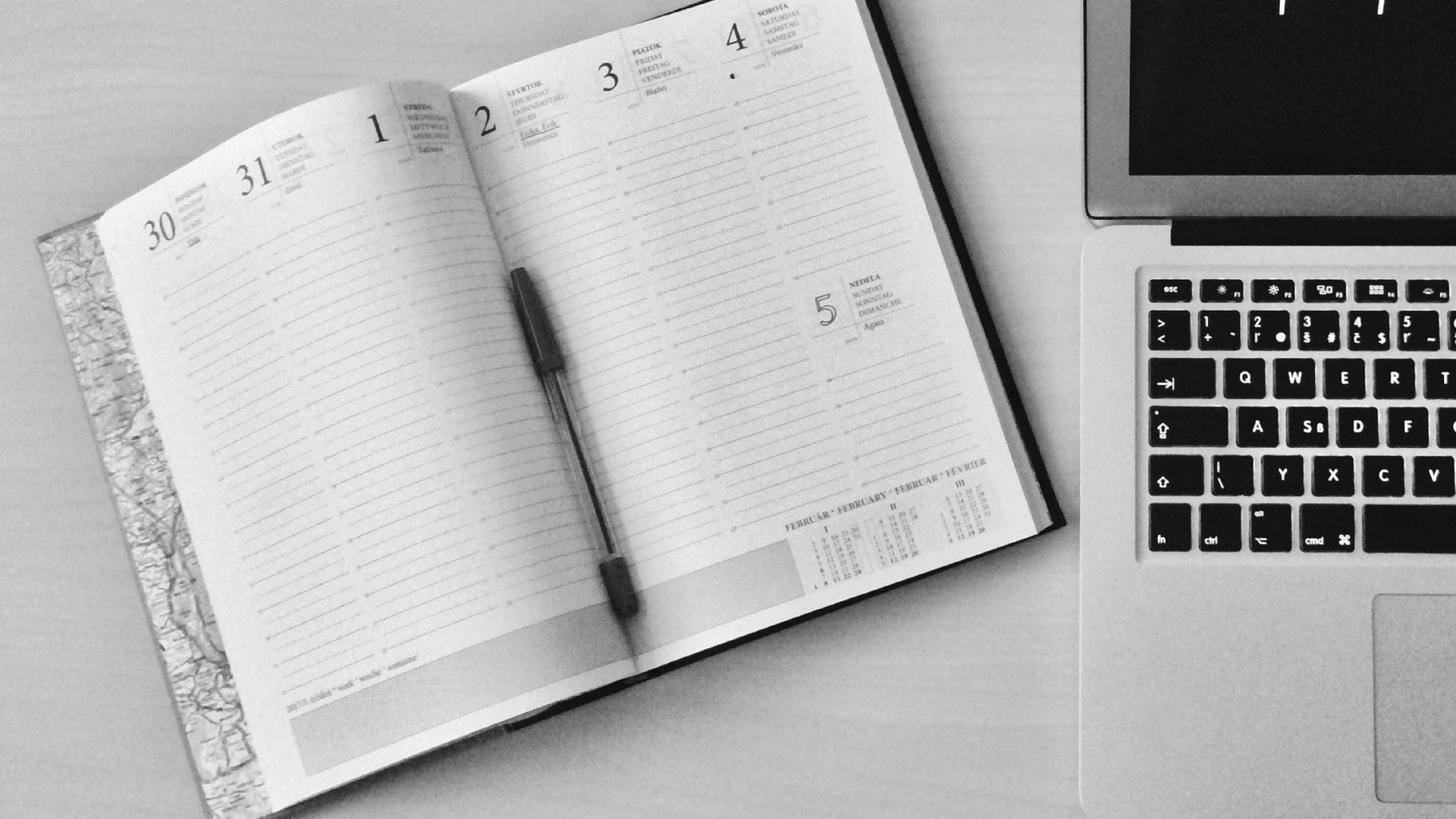 Zdjęcie przedstawia terminarz z zapisanym planem dnia. Na terminarzu leży długopis.