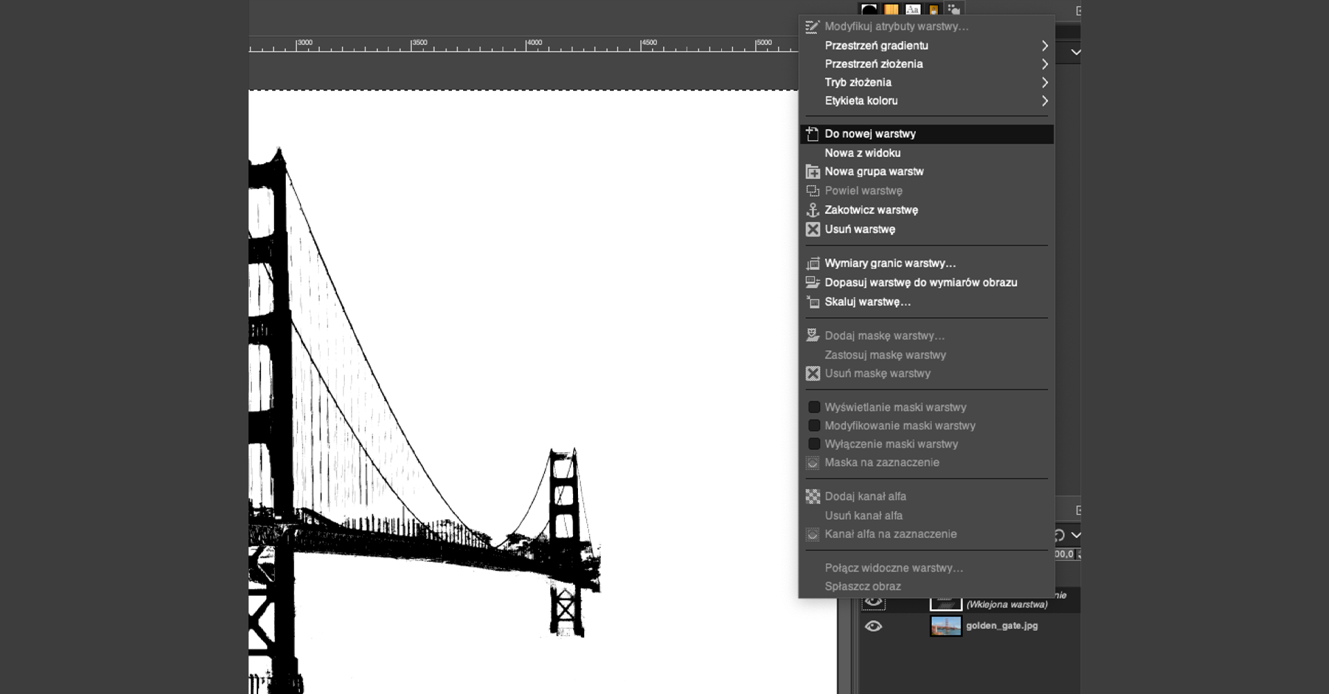 Ilustracja przedstawia wycinek okna w programie GIMP. Okno ma kolor szary, na górze i z lewej strony znajduje się podziałka z liczbami, a po prawej i lewej stronie pasek menu. Wewnątrz okna znajduje się fragment czarno‑białej fotografii mostu Golden Gate. Most, brzegi i zarys gór są w kolorze czarnym, a tło – niebo i woda w kolorze białym. Rozwinięta jest pionowa lista z pozycjami: Modyfikuj atrybuty warstwy, Przestrzeń gradientu, Przestrzeń złożenia, Tryb złożenia, Etykieta koloru, Do nowej warstwy, Nowa z widoku, Nowa grupa warstw, Powiel warstwę, Zakotwicz warstwę, Usuń warstwę, Wymiary granic warstwy…, Dopasuj warstwę do wymiarów obrazu, Skaluj warstwę…, Dodaj maskę warstwy…, Zastosuj maskę warstwy, Usuń maskę warstwy, Wyświetlanie maski warstwy, Modyfikowanie maski warstwy, Wyłączenie maski warstwy, Maska na zaznaczenie, Dodaj kanał alfa, Usuń kanał alfa, Kanał alfa na zaznaczenie, Połącz widoczne warstwy…, Spłaszcz obraz. Wybrana jest pozycja z listy: Do nowej warstwy. 