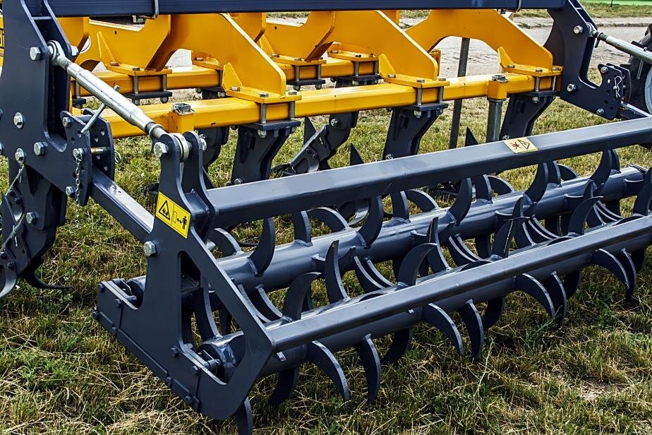 Zdjęcie glebogryzarki. Urządzenie składa się z systemu kolców osadzonych na metalowych wałach obrotowych.
Nagranie tożsame z treścią opisu.