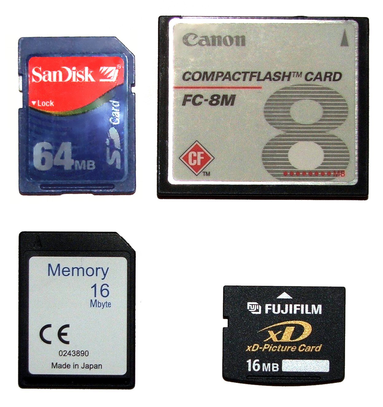 Zdjęcie przedstawia różnego typu i pojemności karty pamięci aparatów fotograficznych. Widoczne są 4 karty pamięci, od góry od lewej SkanDisk 64 MG, Canon Compactflash Card FC‑8M, Memory 16Mbyte oraz FujiFilm 16 MB. 