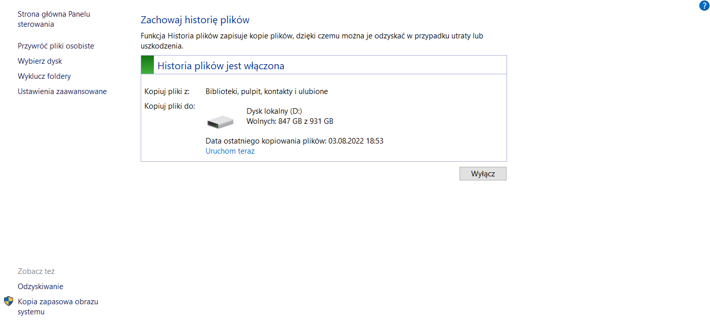 Ilustracja przedstawia okno Historia plików w Panelu sterowania systemu Windows 10. Historia plików jest włączona, kopiowane są pliki z: Biblioteka, pulpit, kontakty i ulubione do dysku lokalnego D.