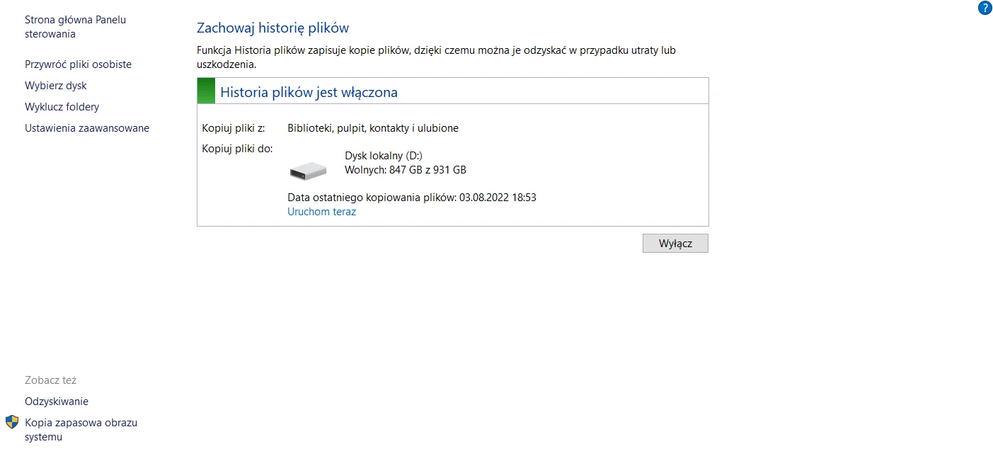 Historia plików Ilustracja przedstawia okno Historia plików w Panelu sterowania systemu Windows 10. Historia plików jest włączona, kopiowane są pliki z: Biblioteka, pulpit, kontakty i ulubione do dysku lokalnego D.