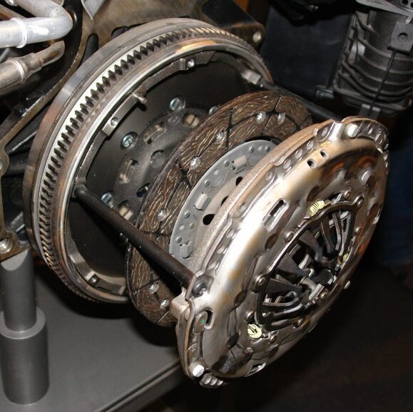 Ilustracja przedstawia sprzęgło, jest ono zbudowane z koła zamachowego z tarczy sprzęgła oraz tarczy dociskowej jest to mechanizm stosowany w budowie maszyn do łączenia oraz rozłączania wałów w celu przekazywania momentu obrotowego.