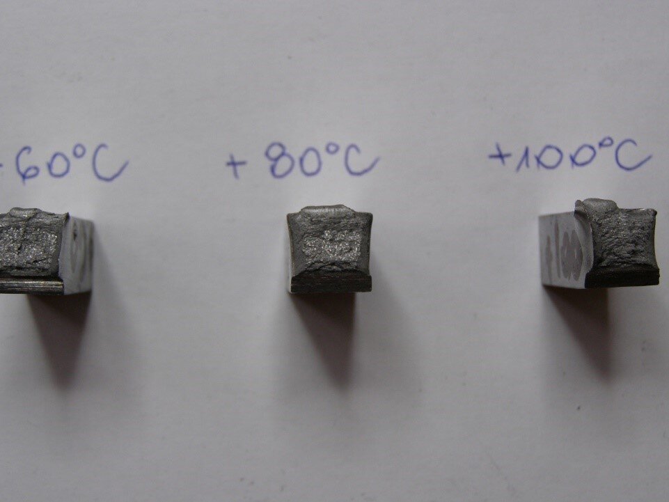 Przełom próbki udarnościowej badanej w temperaturze +80°C