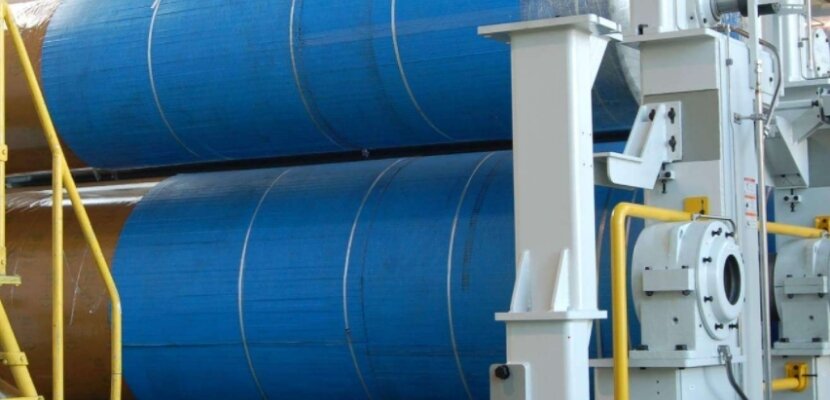 Na zdjęciu przedstawiono maszynę suszącą Intelli‑Dryer. Jest to wielkogabarytowe urządzenie wyposażone w system cylindrów suszących.