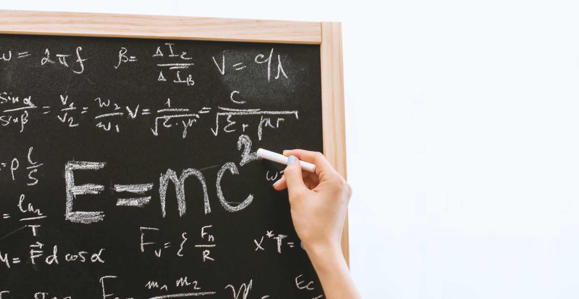 Zdjęcie przedstawia tablicę szkolną, na której zapisane są wzory.