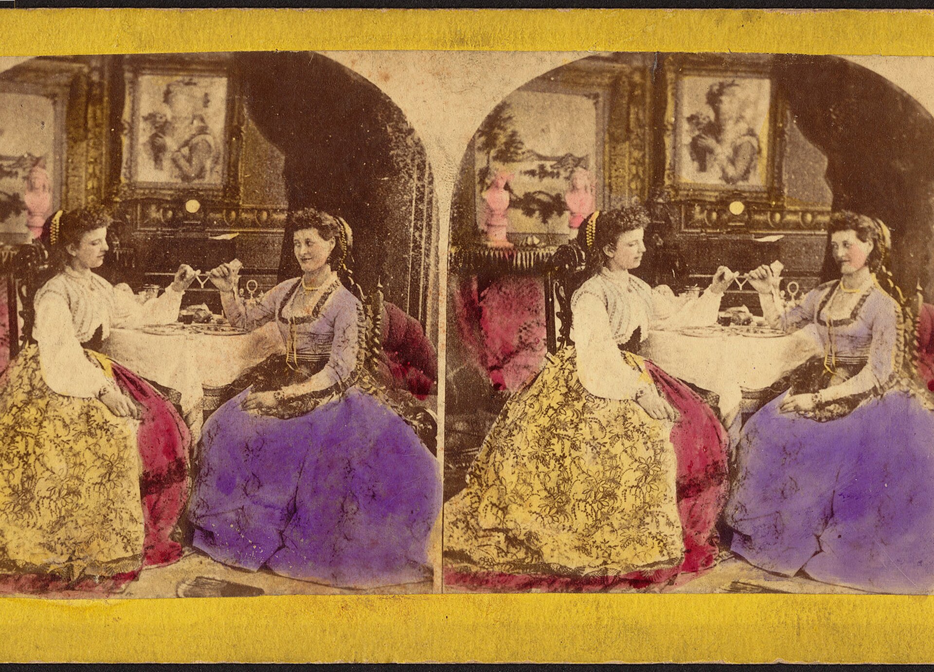 Ilustracja przedstawia starodawne zdjęcie odbite w lustrze. Na zdjęciu widoczne są dwie kobiety w ozdobnych sukniach. Siedzą przy okrągłym stoliku i trzymają małymi palcami kostkę indyka w kształcie litery V.