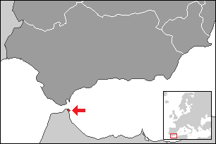 Mapka przedstawiająca położenie Ceuty w zachodnim basenie Morza Śródziemnego. Na mapie zaznaczono kontury dwóch kontynentów. W górnej części fragment Europy, w dolnej części kontury Afryki. Oddzielone są wąską cieśniną. Nad cieśniną na krańcu Afryki oznaczona jest Ceuta.