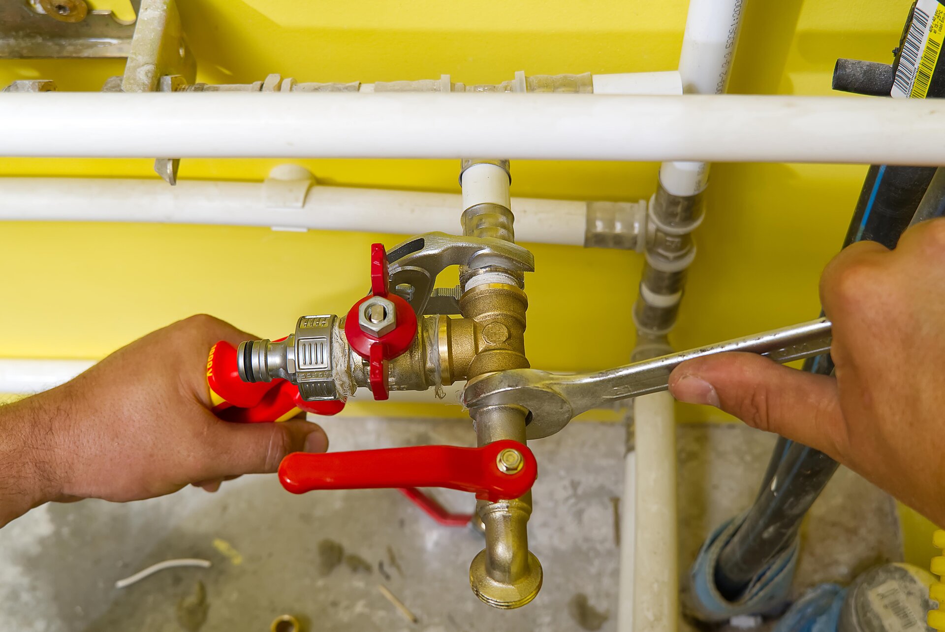 Zdjęcie obrazuje wykonanie połączenia zaciskowego.