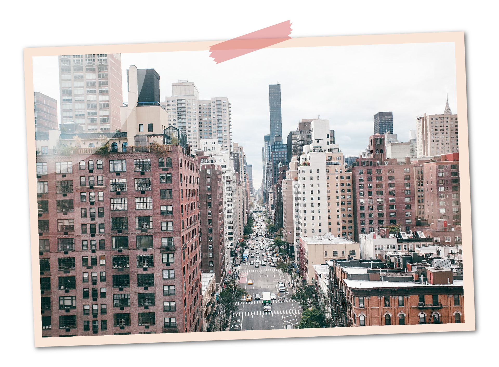 Zdjęcie przedstawia centrum wielkiego miasta. Budynki są wysokie i nowoczesne, a ulice szerokie i hałaśliwe.