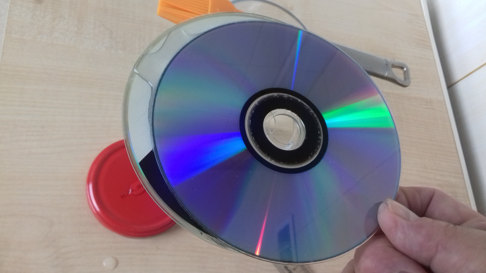 Zdjęcie przedstawia przyleganie obu dysków optycznych podczas podnoszenia, pomiędzy płytami jest woda.