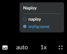 Ilustracja przedstawia ikonę włączania i wyłączania napisów w filmie wraz z rozwiniętymi opcjami. Ikona napisów to biały prostokąt z kropkami i kreskami w jego dolnej części, które mają symbolizować napisy. Ikona napisów jest kliknięta, można to stwierdzić po bardziej białym kolorze niż znajdujące się obok inne ikony, które są szare. Nad ikonami widać szary panel zatytułowany napisy. Pod nim są dwie opcje: napisy oraz wyłączone. Klikniętą opcją są wyłączone. Można to stwierdzić po niebieskim kolorze napisu. Obok ikony napisów widać jeszcze trzy inne ikony. Są to auto, 1x oraz kwadrat umożliwiający włączenie pełnego ekranu.