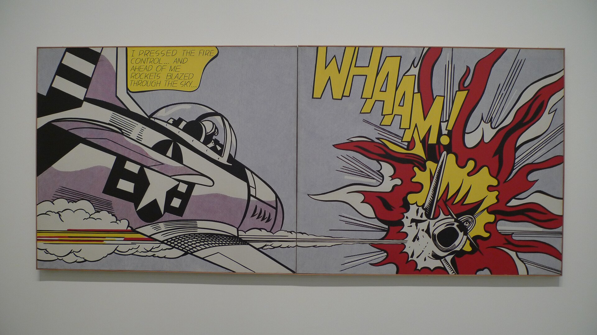 Ilustracja przedstawia dzieło  Roya Lichtensteina  [czytaj:roja lichtensztajna]  „ Whaam  [czytaj: łom]
!”, na którym po lewej stronie ukazany jest fioletowo‑biały samolot, a naprzeciwko w czerwono‑żółto‑białych płomieniach drugi. Do płomieni dołączony jest napis sugerujący dźwięk „Whaam” z wykrzyknikiem. Wszystkie elementy barwne otoczone są czarną linią konturu. Nad pierwszym samolotem znajduje się chmurką z tekstem, jak w komiksie.