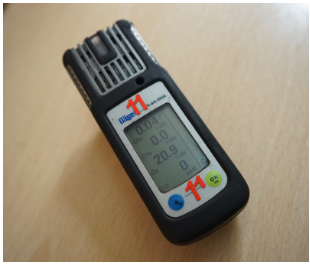 Widok na grafikę po naciśnięciu na wybrany kafelek. Grafika przedstawia czujnik powietrza. Jest on o kształcie prostopadłościanu. Na przedniej ścianie znajduje się duży wyświetlacz. Na wyświetlaczu widoczne są cyfry.