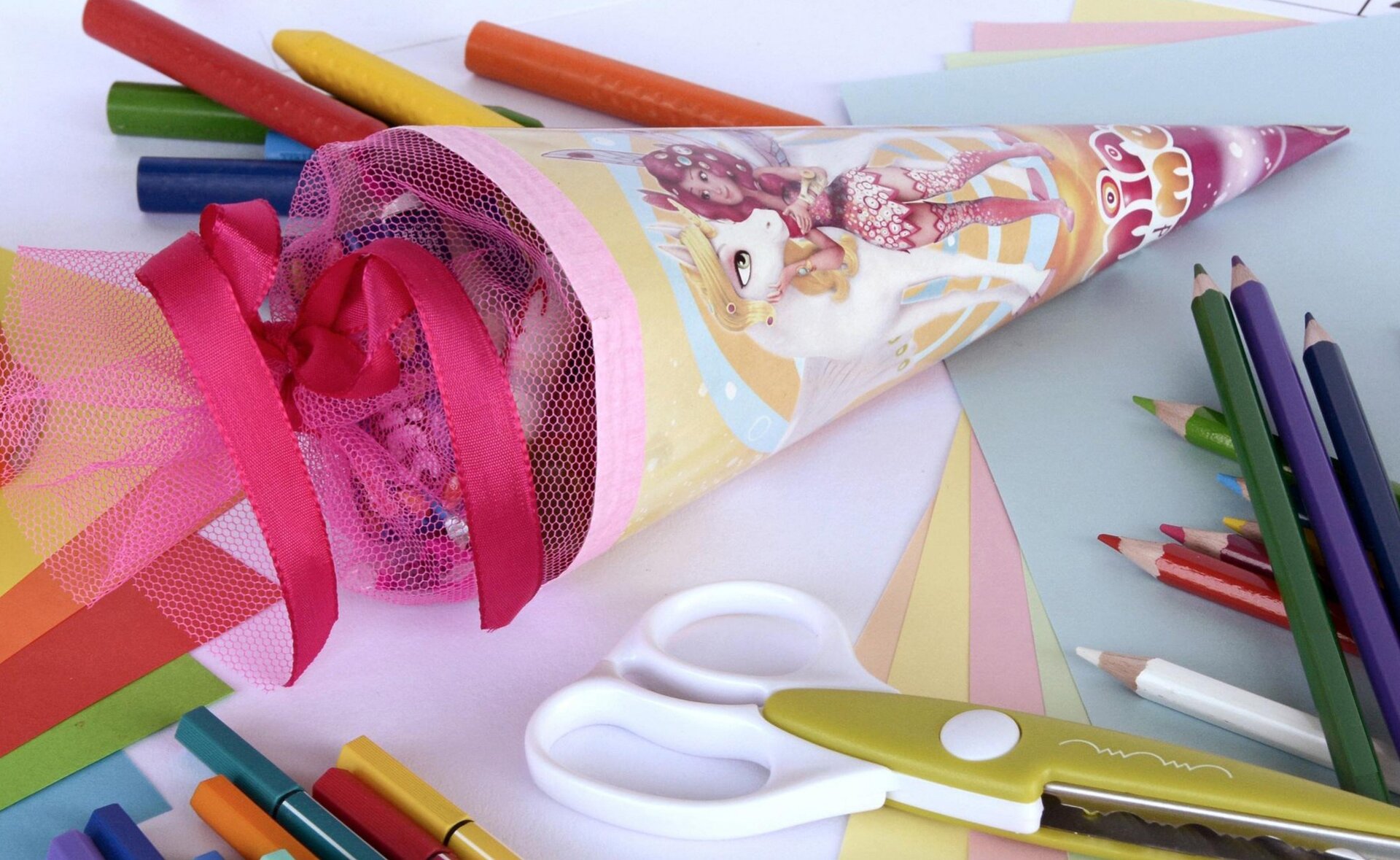 Ilustracja przedstawia rożek szkolny ze słodyczami.