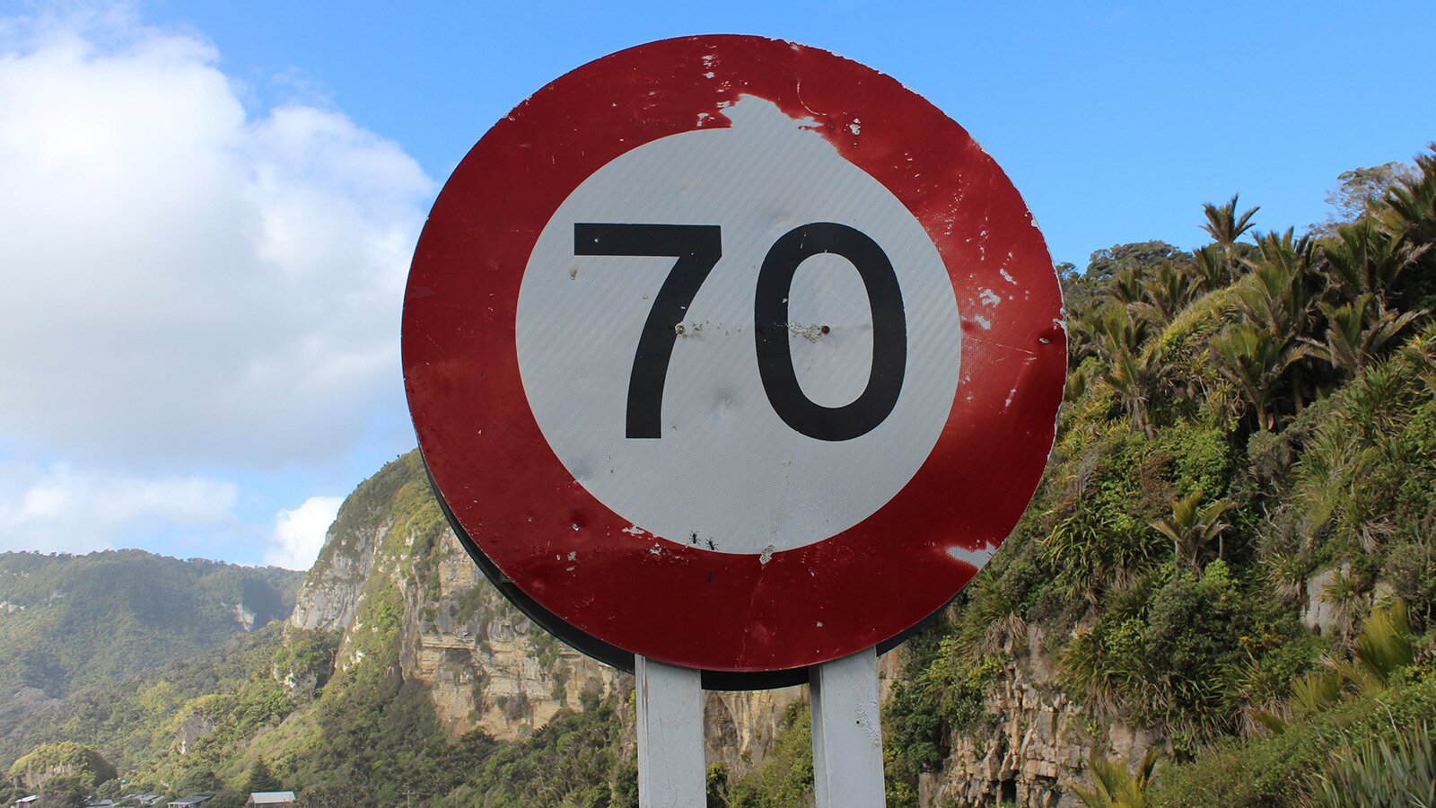 Zdjęcie przedstawia znak ograniczenia prędkości do 70.
