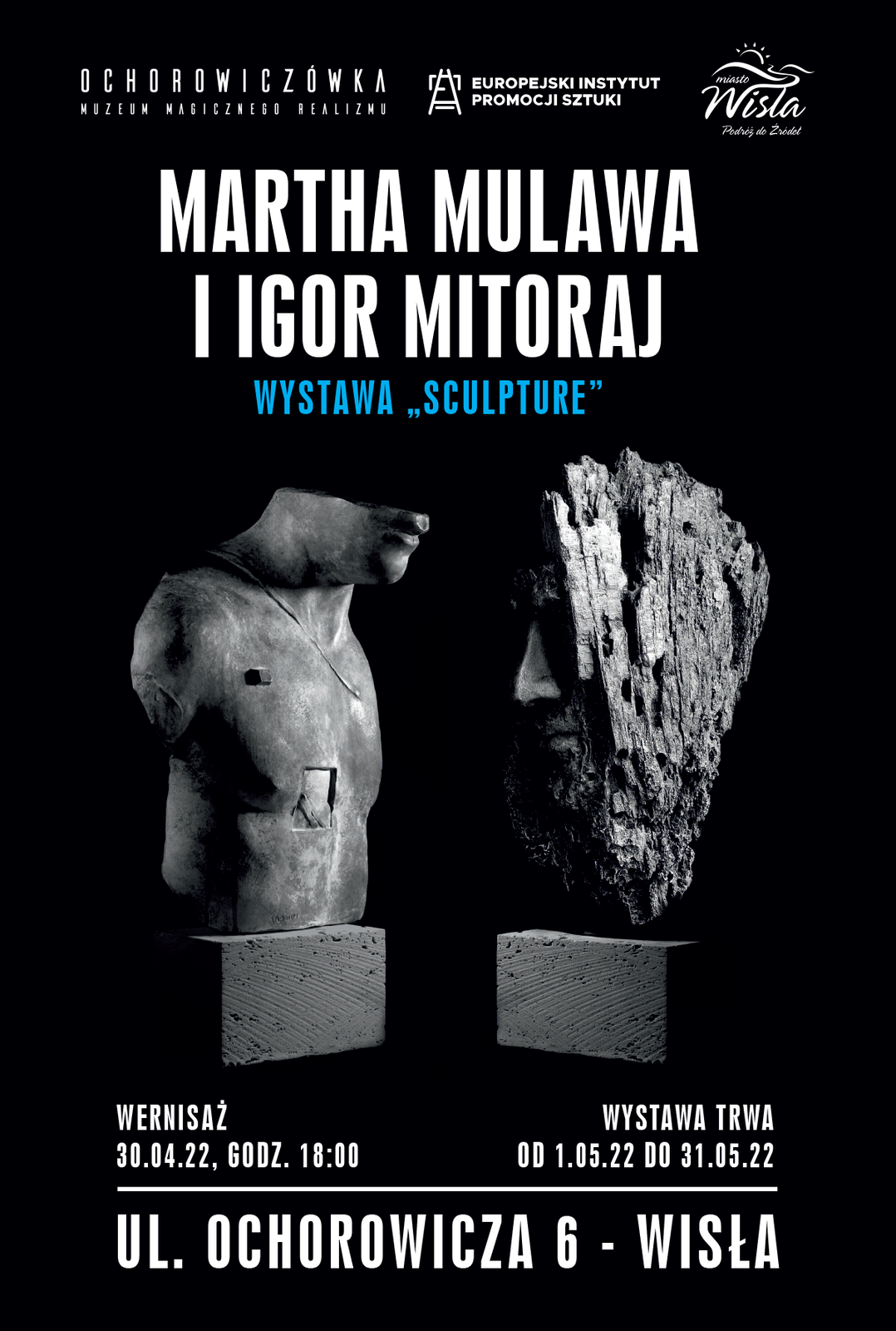 Plakat ukazuje dwie szare rzeźby na czarnym tle. Rzeźba po lewej stronie przedstawia tułów mężczyzny i fragment jego głowy. Rzeźba po prawej stronie przedstawia nieregularny fragment kamienia z nosem i ustami. Zarówno nad, jak i pod rzeźbami są napisy Martha [czytaj: marta] Mulawa i Igor Mitoraj. Bezpośrednio nad rzeźbą jest niebieski tekst „Wystawa „Sculpture [czytaj: skulpczer]””.