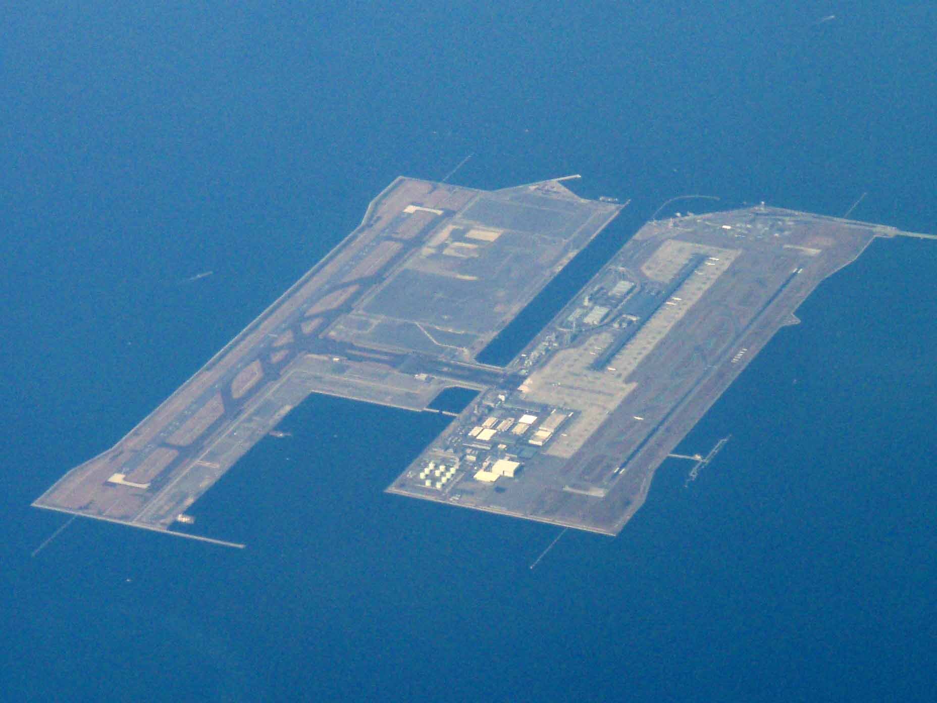 Zdjęcie wykonane z lotu ptaka przedstawia dwie prostokątne, połączone ze sobą platformy, znajdujące się w Zatoce Osaka.  