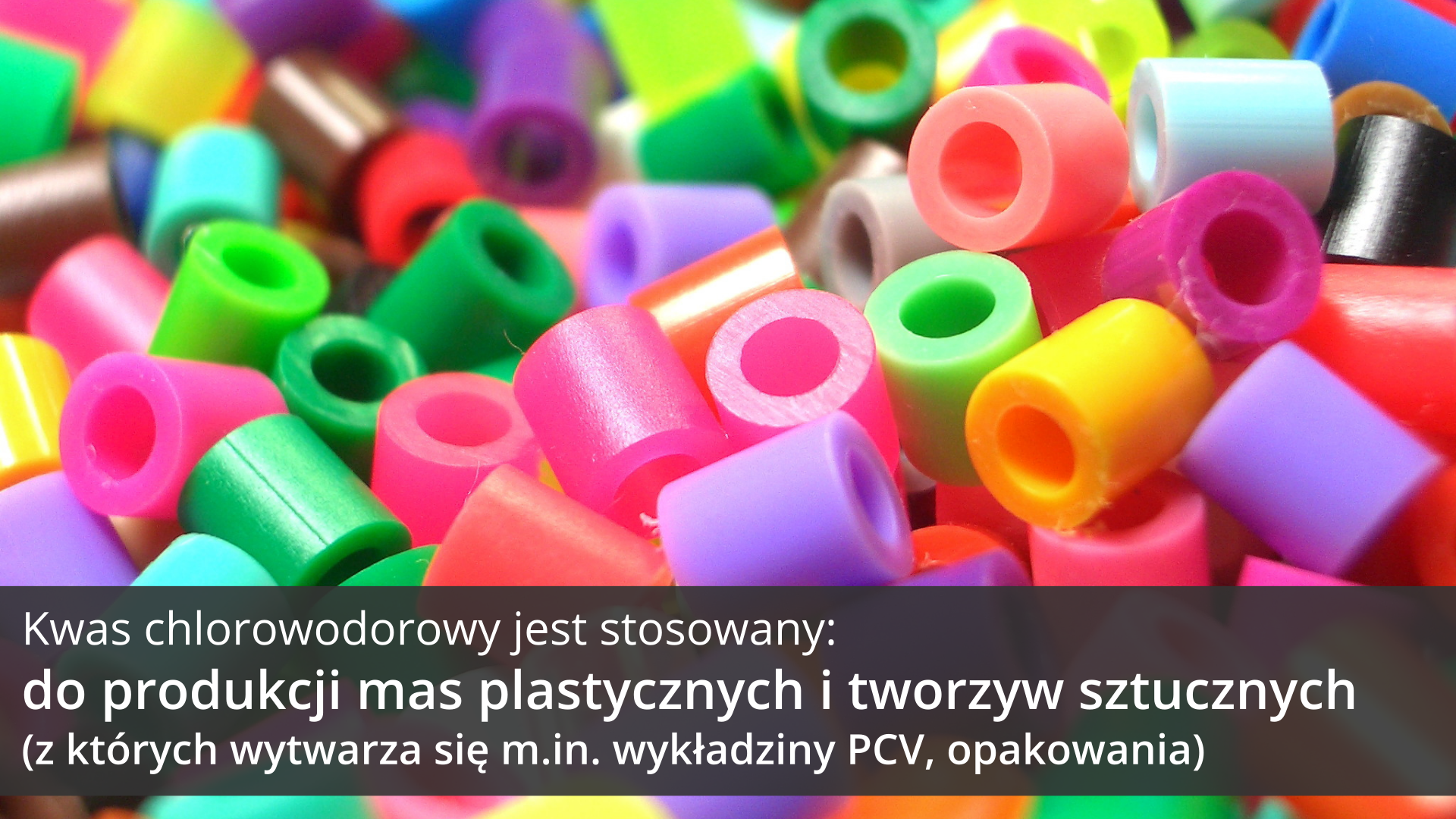 Czwarta ilustracja galerii przedstawia z bliska stertę różnokolorowych kawałków plastikowych rurek o długości około trzech centymetrów, średnicy półtora centymetra i grubości ścianek około czterech milimetrów. Na tle obrazka, w dolnej części ilustracji, znajduje się ciemnoszary pasek, na którym umieszczono jasny napis: Kwas chlorowodorowy jest stosowany do produkcji mas plastycznych i tworzyw sztucznych z których wytwarza się między innymi wykładziny PCV, opakowania.