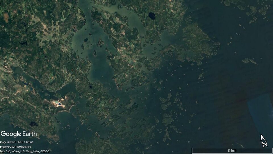 Zdjęcie satelitarne przedstawia wybrzeże szkierowe. Ląd zaznaczony jest kolorem zielonym, a woda ciemnozielonym. Powstało przez zalanie obszaru polodowcowego z licznymi mutonami - ich wierzchnie części wynurzają się ponad poziom wody, tworząc liczne, niewielkie skaliste wysepki – szkiery. 