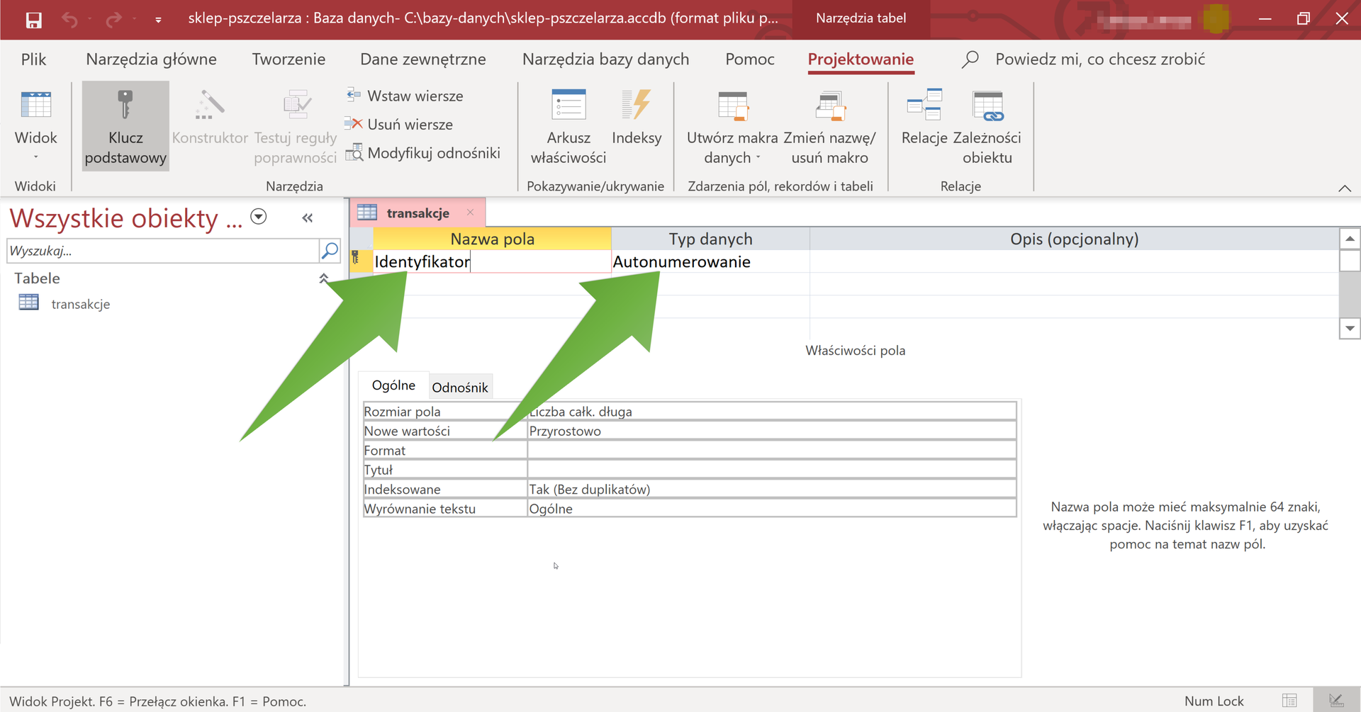 Zrzut ekranu przedstawia okno programu Access. Z menu wybrano zakładkę "Projektowanie" i otworzono w głównym polu arkusz "transakcja". W arkuszu znajdują się trzy nagłówki. Od lewej to: "Nazwa pola", poniżej wpisano "Identyfikator" - na to pole wskazuje pierwsza strzałka, następnie "Typ danych", a poniżej wpisano "Autonumerowanie" - na to pole wskazuje druga strzałka, dalej znajduje się nagłówek "Opis (opcjonalnie)". Poniżej w arkuszu znajduje się tabela z wpisanymi danymi.