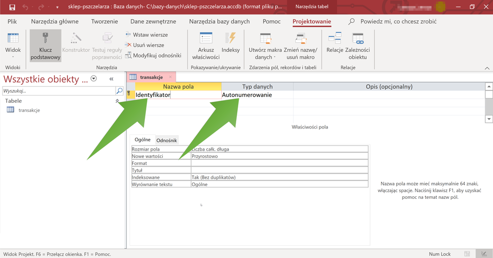 Zrzut ekranu przedstawia okno programu Access. Z menu wybrano zakładkę "Projektowanie" i otworzono w głównym polu arkusz "transakcja". W arkuszu znajdują się trzy nagłówki. Od lewej to: "Nazwa pola", poniżej wpisano "Identyfikator" - na to pole wskazuje pierwsza strzałka, następnie "Typ danych", a poniżej wpisano "Autonumerowanie" - na to pole wskazuje druga strzałka, dalej znajduje się nagłówek "Opis (opcjonalnie)". Poniżej w arkuszu znajduje się tabela z wpisanymi danymi.