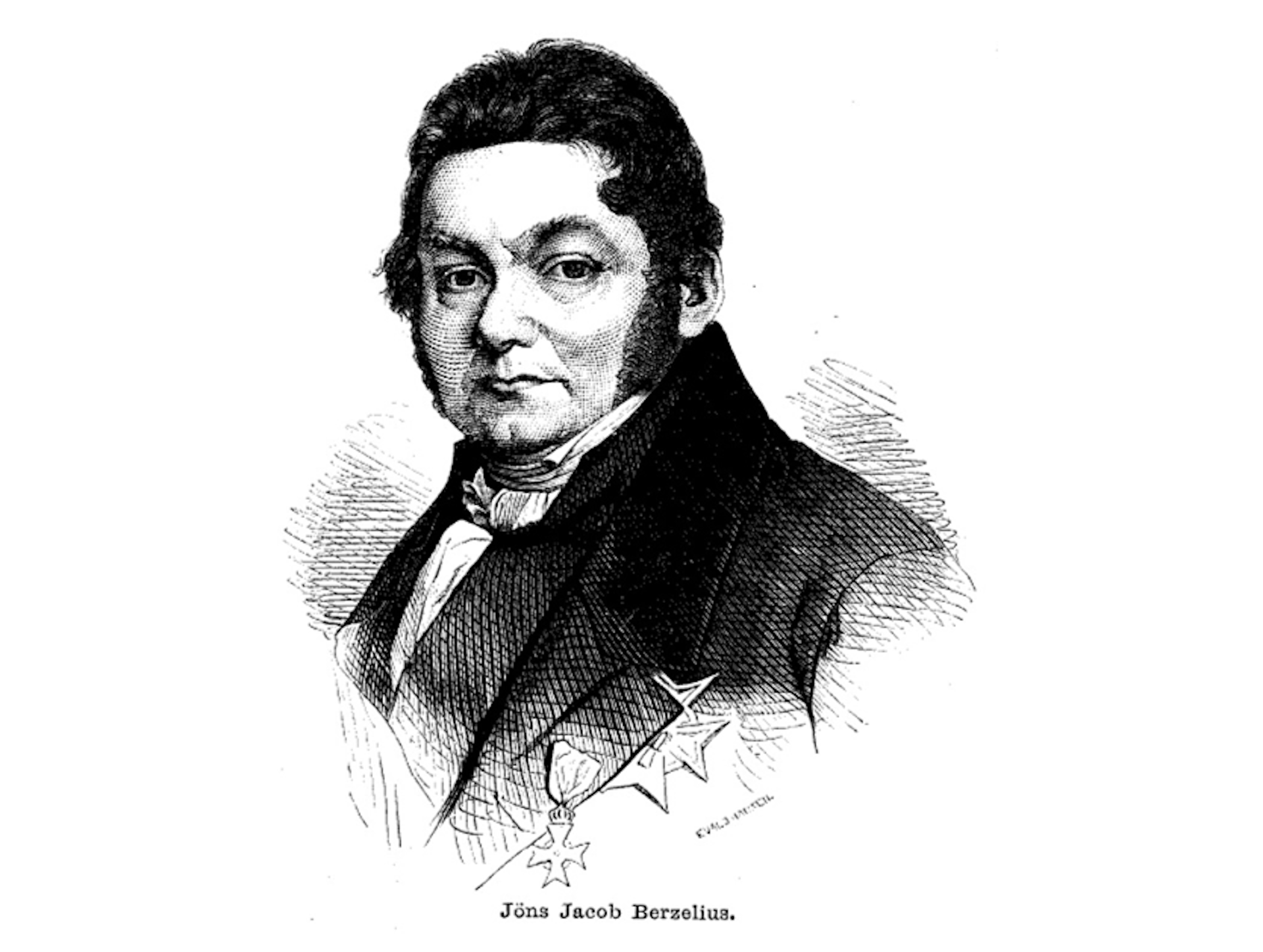 Ilustracja przedstawiająca szkic portretowy Jönsa Jacoba Berzeliusa. Mężczyzna w średnim wieku z bokobrodami, gęstymi łukowatymi brwiami z lekko zaokrągloną twarzą. Ubrany jest w elegancki płaszcz, na którym ma przywieszone dwa ordery.