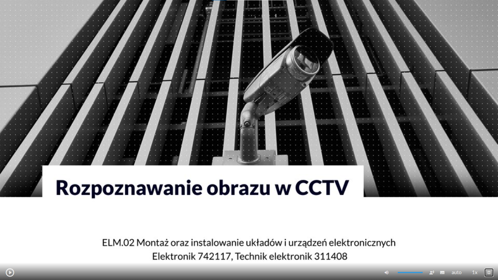 Zdjęcie przedstawia wygląd ekranu odtwarzania filmu. W jego dolnej części znajdują się ikony z różnymi opcjami. W dolnym lewym rogu widać ikonę trójkąta w kółku. Jest to ikona włączania odtwarzania filmu. Kolejna ikona znajduje się dopiero w połowie ekranu dolnego paska. Jest to ikona megafonu. Obok niej widać niebieski pasek, który oznacza poziom głośności. Obok znajduje się ikona człowieka, od którego głowy odchodzą dwie fale. Umożliwia ona włączanie alternatywnej ścieżki dźwiękowej. Dalej znajduje się mały biały prostokąt z czarnymi paskami w jego dolnej części. Pozwala ona na włączenie napisów. Kolejna ikona to napis auto, która umożliwia wybranie jakości filmu. Obok niej widać ikonę jedynki z iksem. Po kliknięciu na nią można wybrać szybkość odtwarzania filmu. Ostatnia ikona to kreski tworzące kwadrat. Kreski te tworzą jedynie krawędzie kwadratu. Jest to opcja włączania trybu pełnoekranowego.