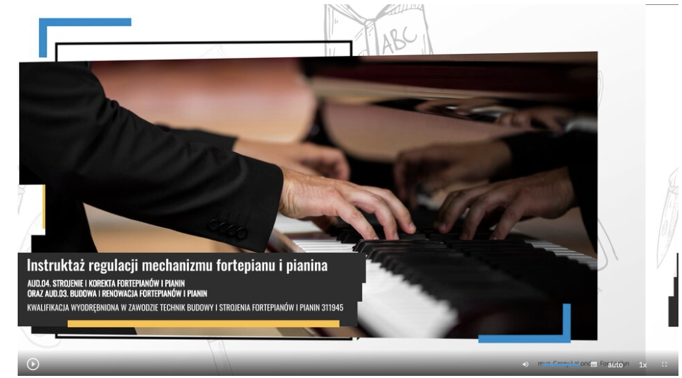 Zdjęcie przedstawia widok ekranu odtwarzania filmu instruktażowego. Z boku widoczne są przedramiona pianisty, w czarnej marynarce, z dłońmi spoczywającymi na klawiaturze fortepianu. Po prawej stronie widoczny jest fragment obudowy fortepianu. W lewym dolnym rogu widoczny jest napis z białych liter na czarnym tle – tytuł filmu Instruktaż regulacji mechanizmu fortepianu i pianina, oraz AUD.04 Strojenie i korekta fortepianów i pianin oraz AUD.03. Budowa i renowacja fortepianów i pianin - Technik Budowy i Strojenia Fortepianów i Pianin 311945.