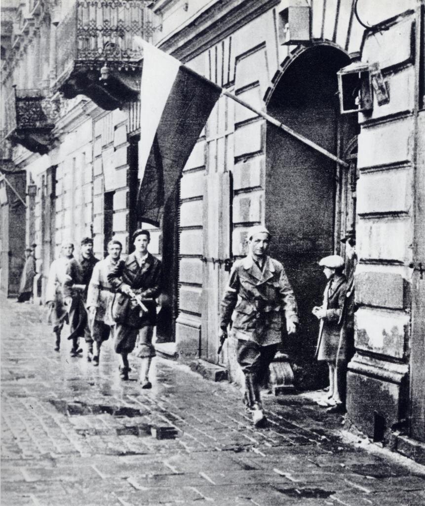 Fotografia czarno-biała przedstawiająca Godzina "W" 1 sierpnia 1944 r. Patrol porucznika Stanisława Jankowskiego "Agaton" z batalionu "Pięść".