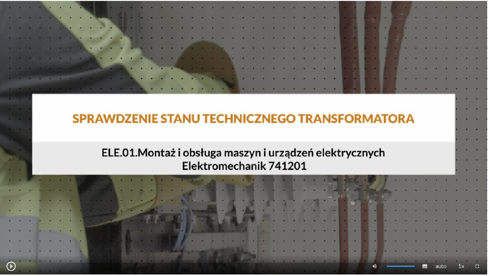 Ilustracja przedstawia wygląd ekranu odtwarzania filmu. W ramce na środku znajduje się tytuł filmu: Sprawdzenie stanu technicznego transformatora. Na dole znajdują się ikony z różnymi opcjami. W dolnym lewym rogu widać ikonę trójkąta w kółku. Jest to ikona włączania odtwarzania filmu. Kolejna ikona znajduje się dopiero w połowie ekranu dolnego paska. Jest to ikona megafonu. Obok niej widać niebieski pasek, który oznacza poziom głośności. Obok znajduje się ikona człowieka, od którego głowy odchodzą dwie fale. Umożliwia ona włączanie alternatywnej ścieżki dźwiękowej. Dalej, na dole znajduje się mały biały prostokąt z czarnymi paskami – pozwala na włączenie napisów. Kolejna ikona to napis auto, która umożliwia wybranie jakości filmu. Obok niej widać ikonę jedynki z iksem. Po kliknięciu na nią można wybrać szybkość odtwarzania filmu. Ostatnia ikona to kreski tworzące kwadrat. Tworzą one jedynie krawędzie kwadratu. Jest to opcja włączenia trybu pełnoekranowego.