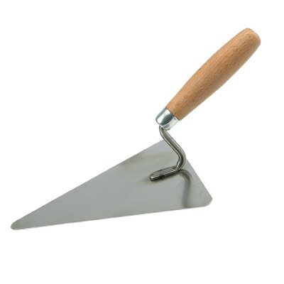 Zdjęcie ukazuje kielnię. Narzędzie składa się z metalowej płytki w kształcie trójkąta, osadzonej na wygiętej rączce zakończonej uchwytem.