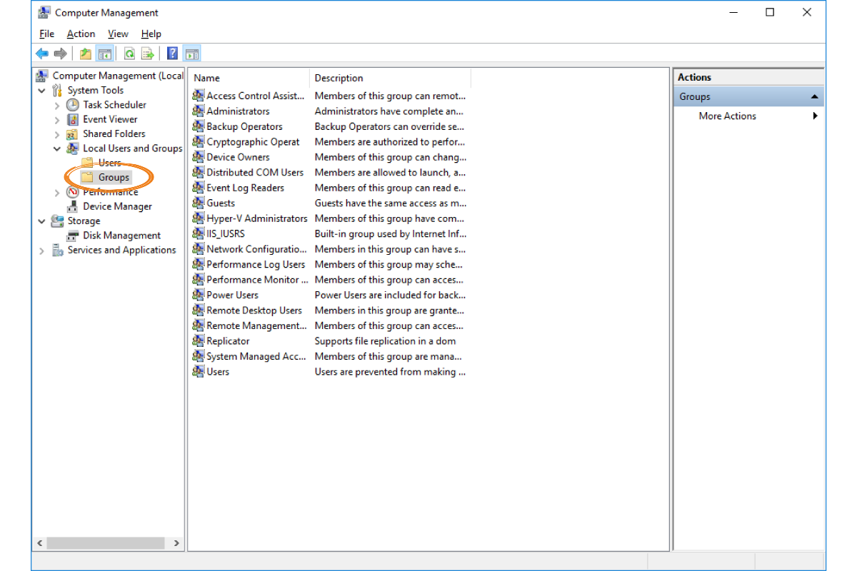 Zrzut ekranu z formatki Computer Management. Zaznaczeni są Groups (grupy). W środkowej części wyświetleni są grupy, np. Administrators, Event Log Readers, Guests, Users.