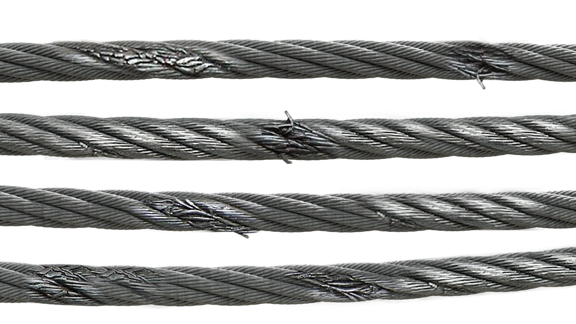 Na zdjęciu przedstawione jest zerwanie drutów splotowych oraz wytarcie zawiesia.Centralnym elementem zdjęcia są fragmenty czterech zawiesi. Podstawą zawiesia jest stalowa lina. Splotki liny nachodzą na siebie tworząc strukturę zbliżoną do warkocza. Na górnej i dolnej linie widoczne są z prawej i lewej strony liny miejsca w których splotki są popękane. Na dwóch środkowych fragmentach zawiesiów, liny  są spękane po środku. W przypadku wszystkich stalowych lin, widoczne są fragmenty w których szary kolor ulega przetarciu na biały. W miejscach intensywnych przetarć splotki mają przerwaną ciągłość.