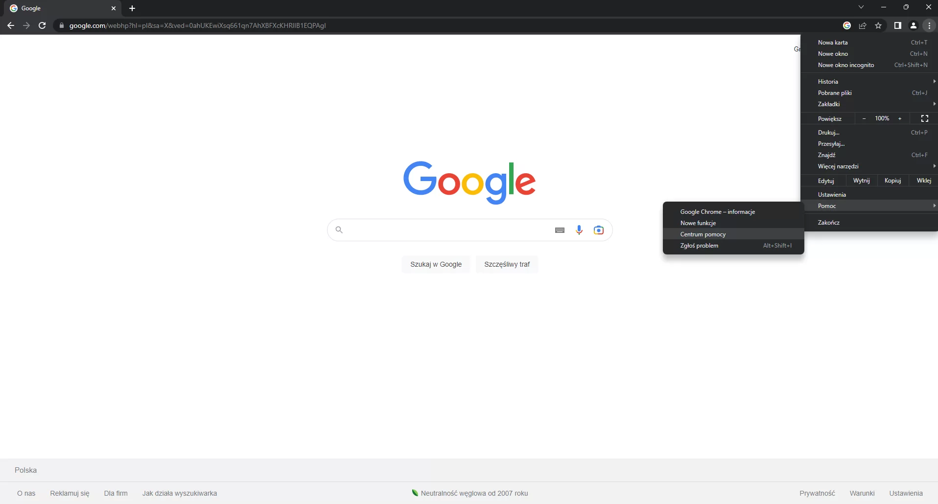 Zrzut okna przeglądarki strony startowej Google Chrome z rozwiniętym menu. U góry widoczna jest jedna karta Google. Poniżej znajduje się pasek adresowy z otwartą stroną google.com. Na środku znajduje się pasek wyszukiwania z logiem Google oraz możliwościami "Szukaj w Google" oraz "Szczęśliwy traf".  Po prawej znajduje się rozwinięte menu z opcjami "Nowa karta", "Nowe okno", "Nowe okno incognito", "Historia", "Pobrane pliki", "Zakładki", "Powiększ", "Drukuj", "Przesyłaj", "Znajdź", "Więcej narzędzi", "Edytuj - Wytnij, Kopiuj, Wklej", "Ustawienia", "Pomoc", "Zakończ". Rozwinięta jest zakładka "Pomoc" dająca dostęp do opcji "Google Chrome - informacje", "Nowe funkcje", "Centrum pomocy", "Zgłoś problem". U dołu strony znajduje się informacja o lokalizacji - Polska, odnośniki "O nas", "Reklamuj się", "Dla firm", "Jak działa wyszukiwarka", "Prywatność", "Warunki", "Ustawienia" oraz informacja o Neutralności węglowej od 2007 roku.